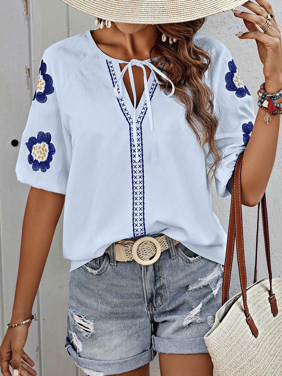 Blouse femme brodée portée avec tenue chic décontractée
