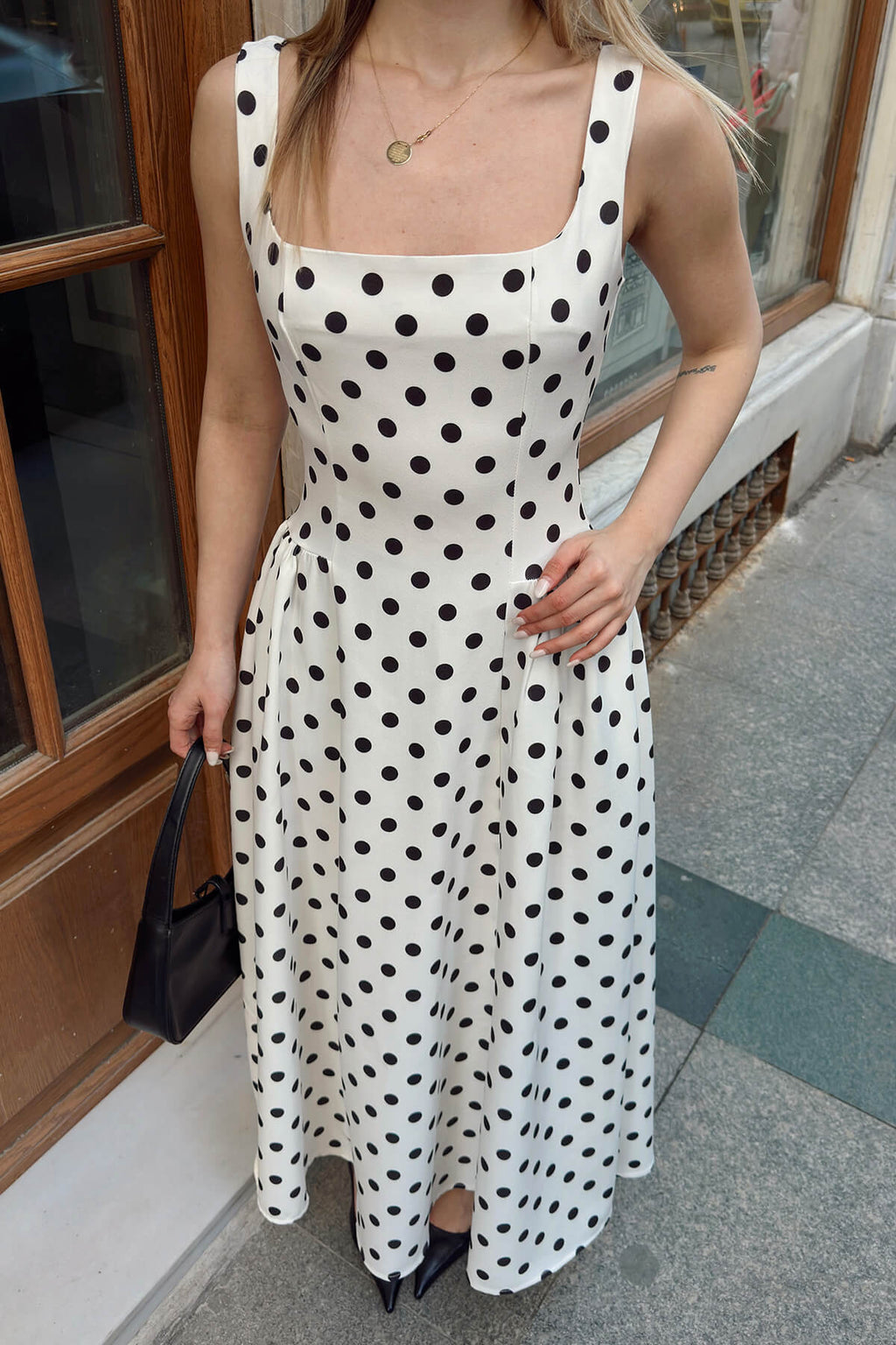 Robe Midi Blanche à Pois avec Bretelles Épaisses et Taille Froncée