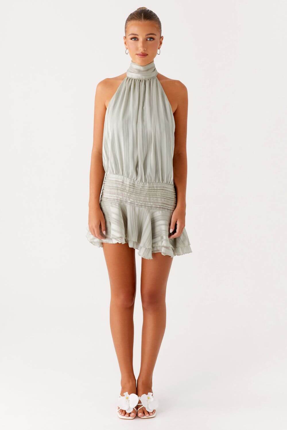 Robe courte drapée en satin avec col