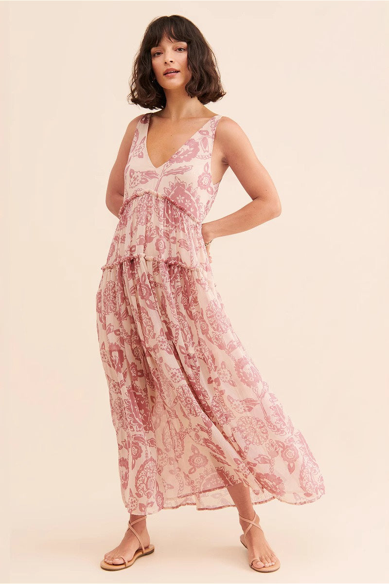 Silhouette latérale de la robe maxi fleurie à col V