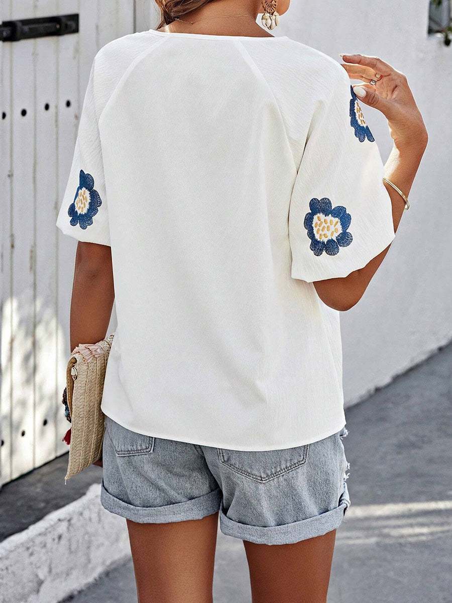 Vue rapprochée des broderies sur blouse femme à coupe ample