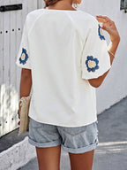 Vue rapprochée des broderies sur blouse femme à coupe ample