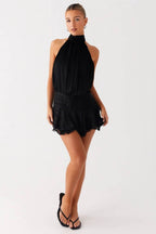Robe courte drapée en satin avec col
