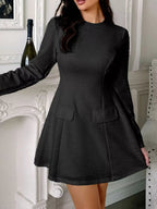 Robe courte à manches longues avec dos ajouré