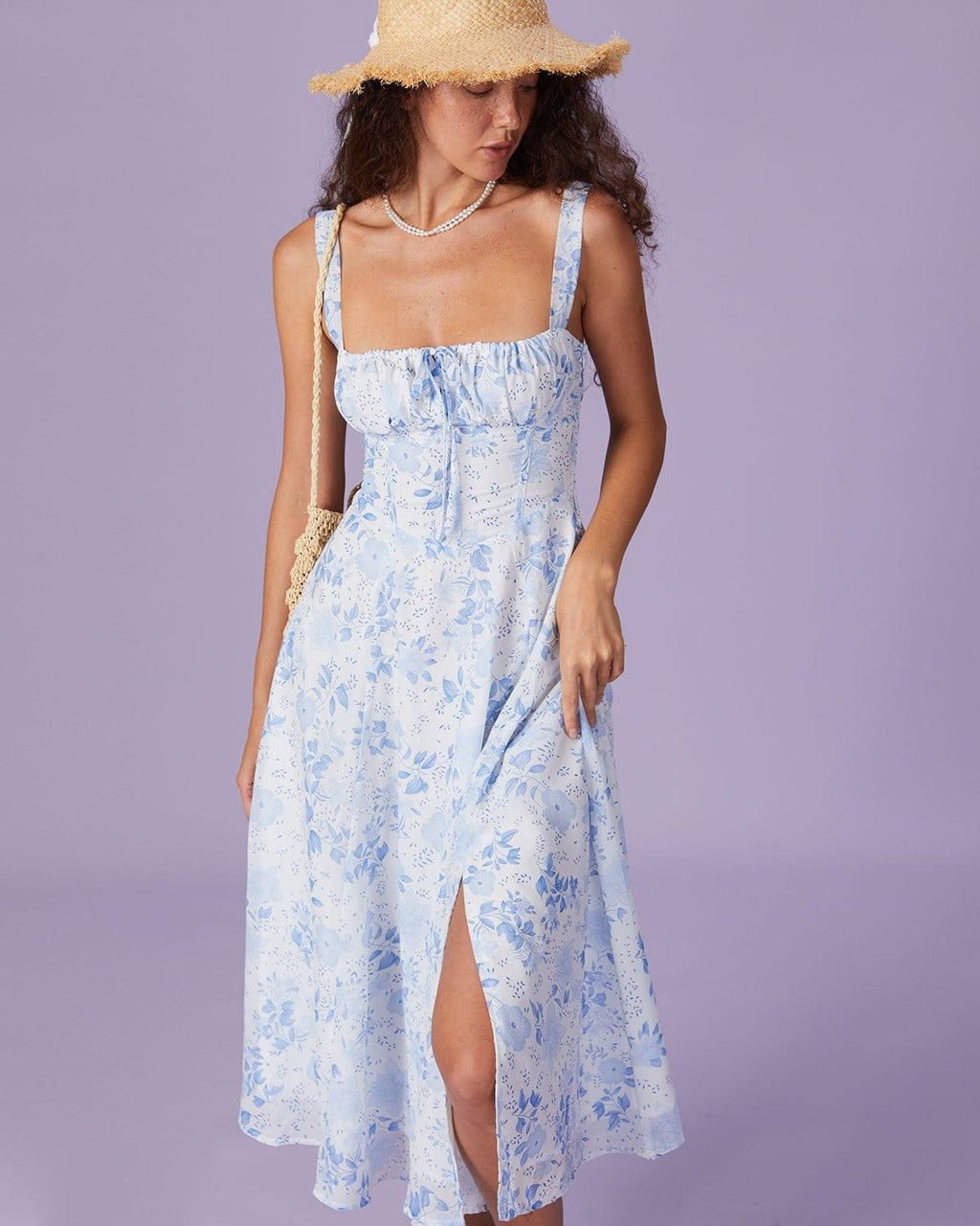 Robe mi-longue bleue à fleurs avec col carré froncé