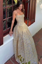 Vue de face de la robe longue fleurie coupe ajustée style vintage