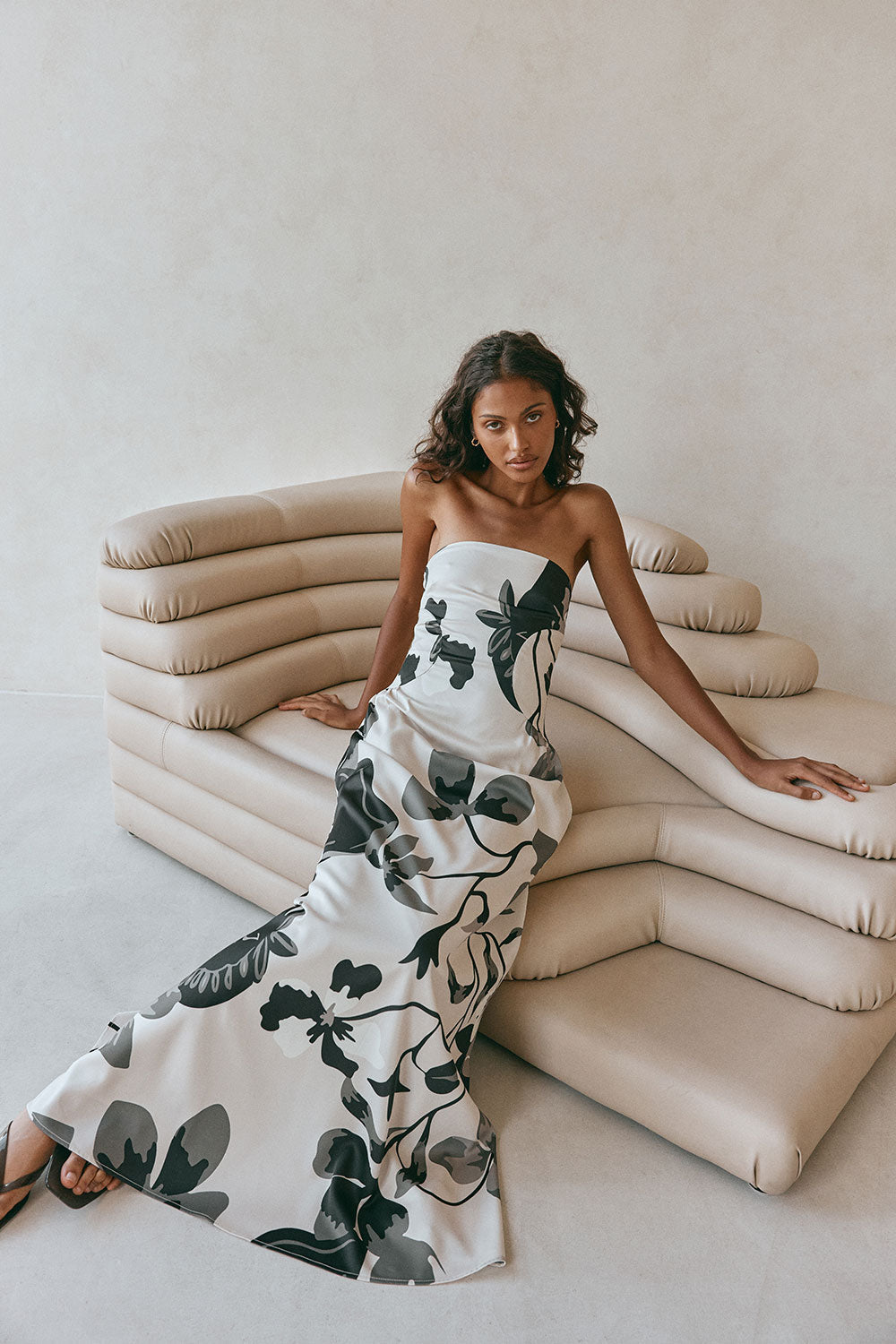 Robe fleurie femme au tombé féminin présentée en entier