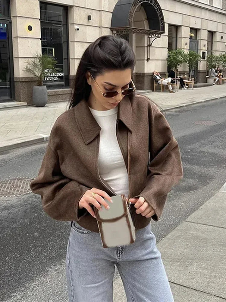 Manteau zippé en laine marron douillet pour les superpositions d'automne