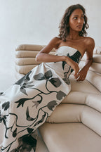 Robe femme imprimée florale portée avec silhouette féminine