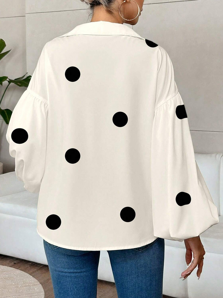 Tissu plissé à pois de la blouse femme en gros plan