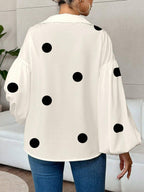 Tissu plissé à pois de la blouse femme en gros plan
