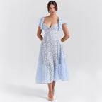 Robe midi en dentelle à manches cloche bleue