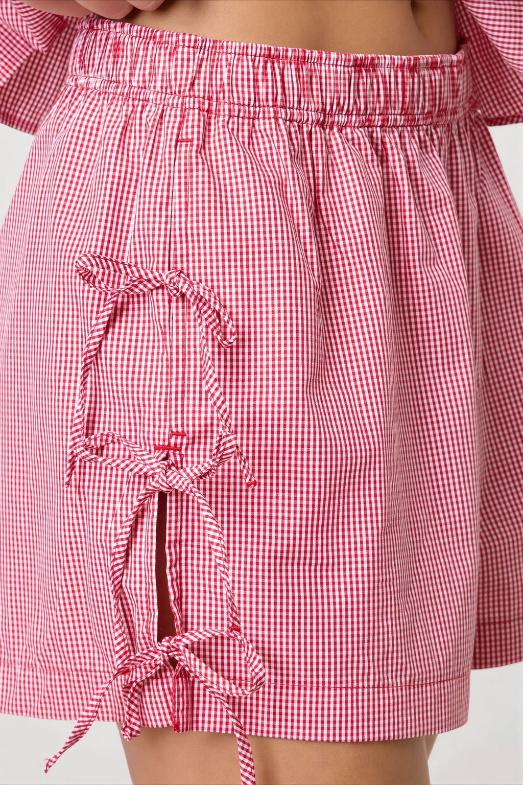 Détail du short femme rayé avec cordon de serrage à la taille