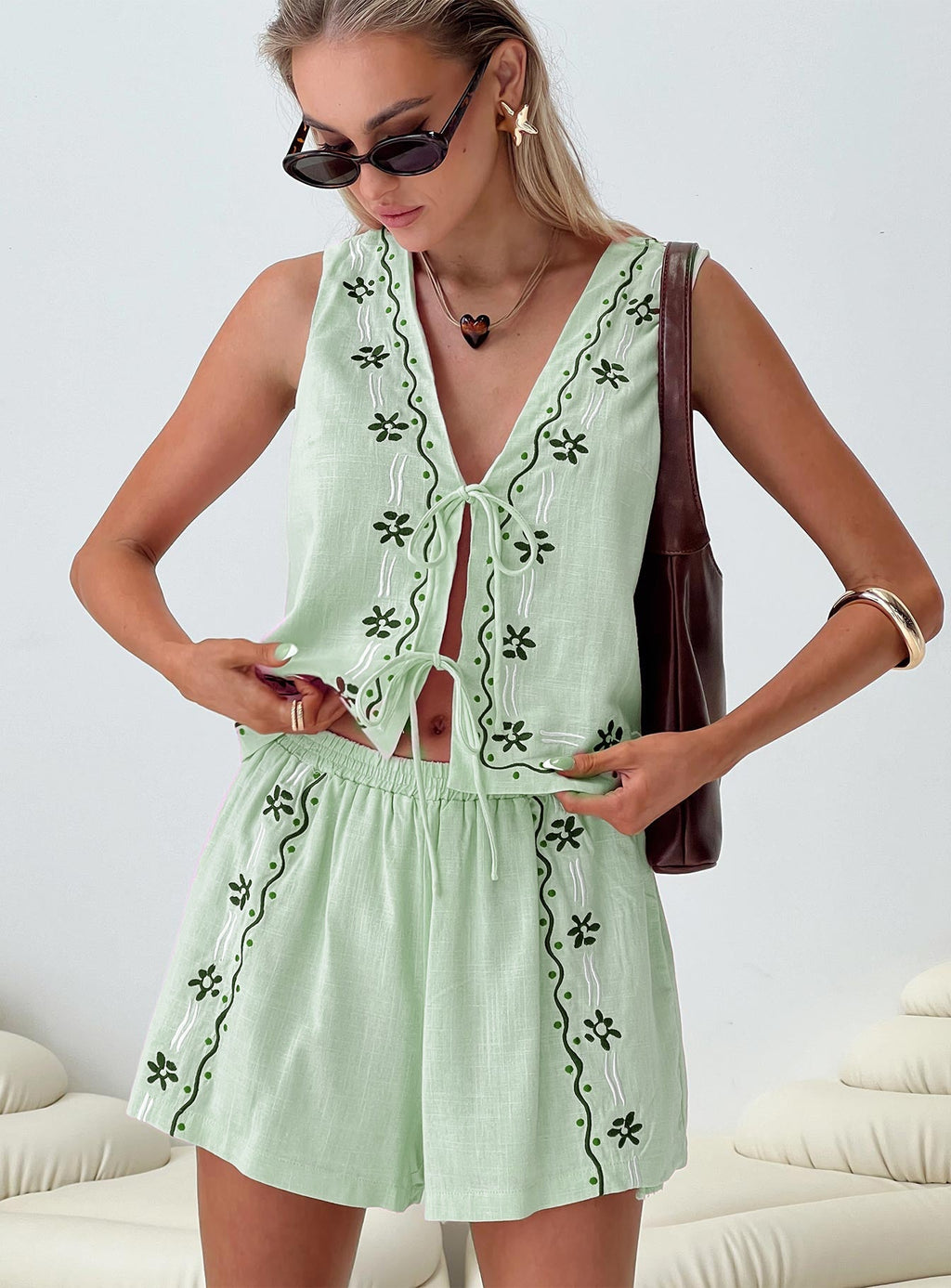 Ensemble d'été deux pièces pour femmes avec broderie florale