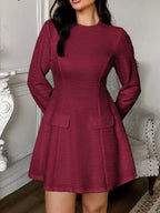 Robe courte à manches longues avec dos ajouré