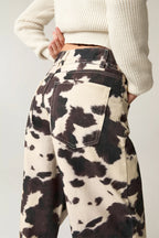 Jean droit femme style rétro imprimé vache porté en tenue casual