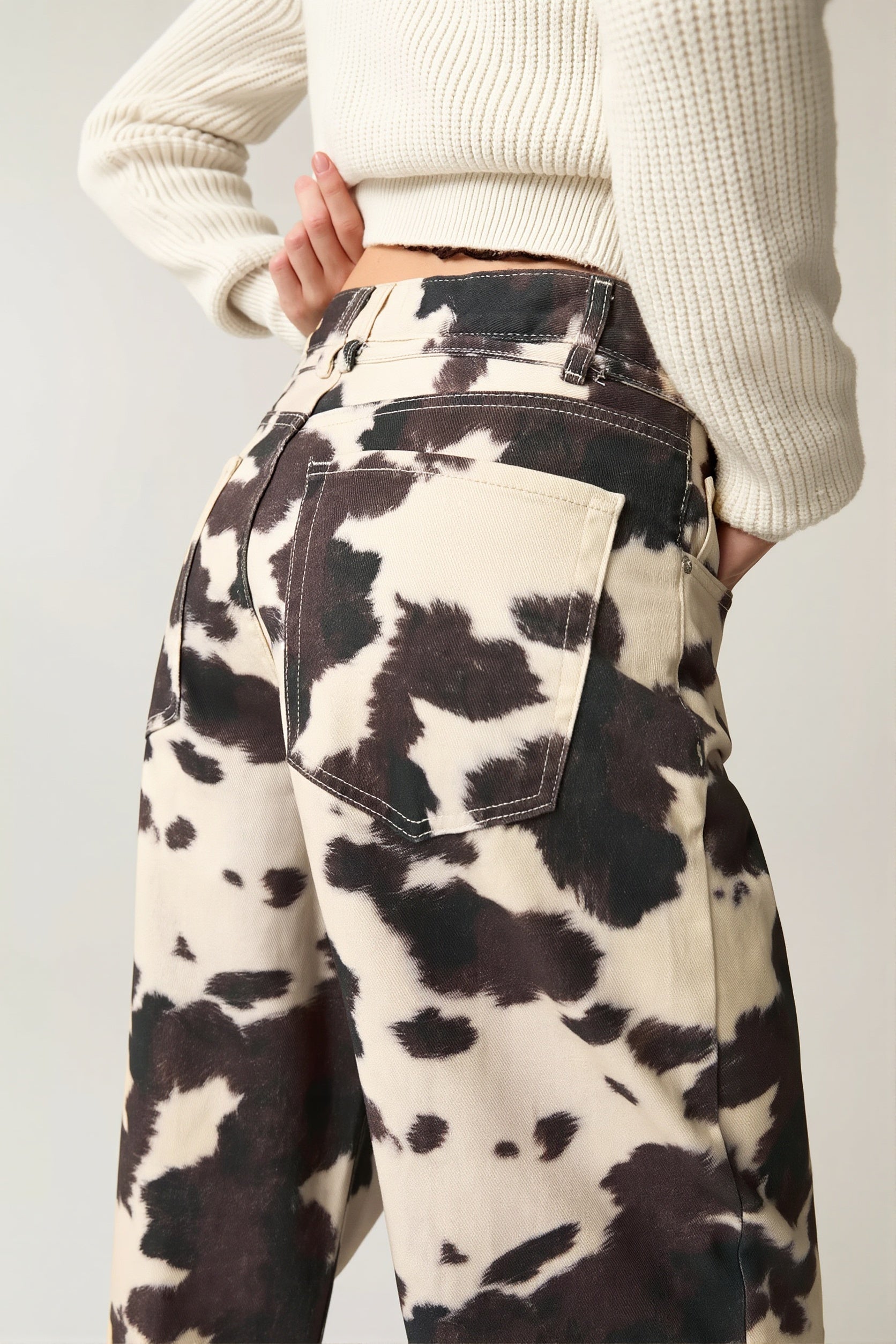Jean droit femme style rétro imprimé vache porté en tenue casual