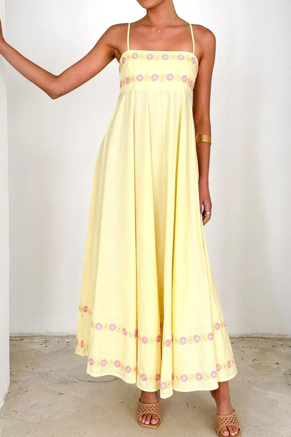 Robe longue à bretelles spaghetti brodée de fleurs