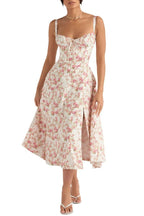 Robe moulante bustier à fleurs et taille découverte