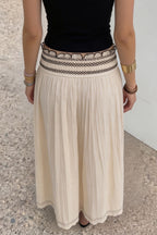 Détail de la taille smockée sur jupe maxi à volants