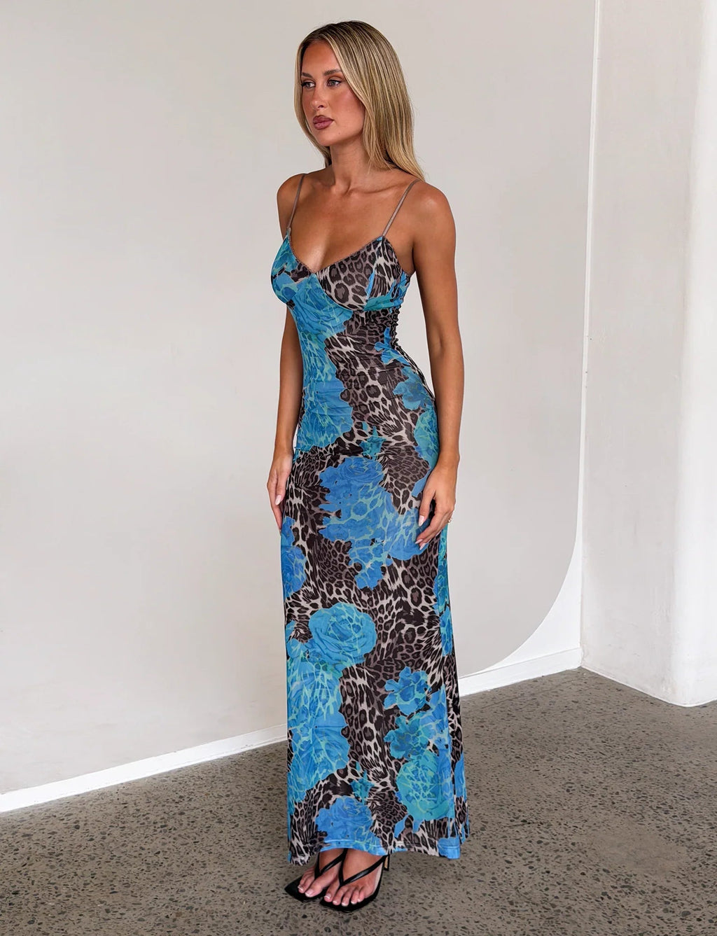 Robe longue moulante à col cœur bleue