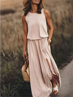 Robe maxi femme unie portée en pied avec silhouette fluide