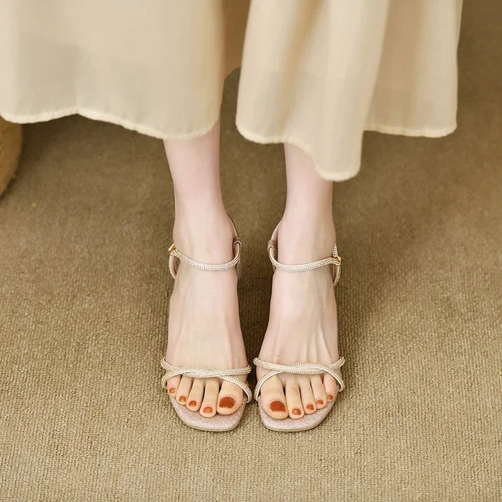 Isabelle Moreau® | Glitzernde Riemchensandalen mit Metallic-Absatz