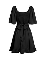 Robe courte à volants séduisante avec taille nouée et manches évasées