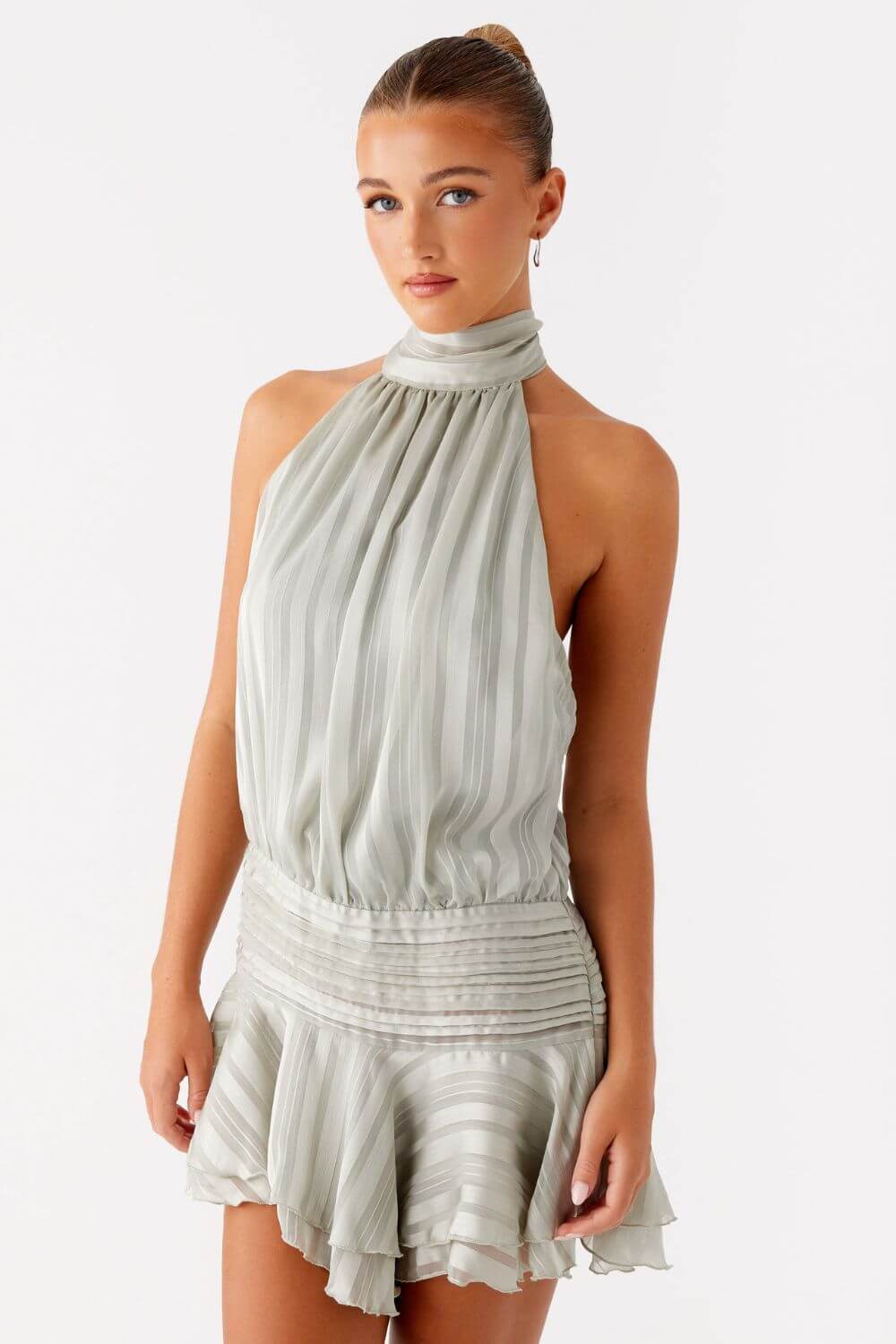 Robe courte drapée en satin avec col