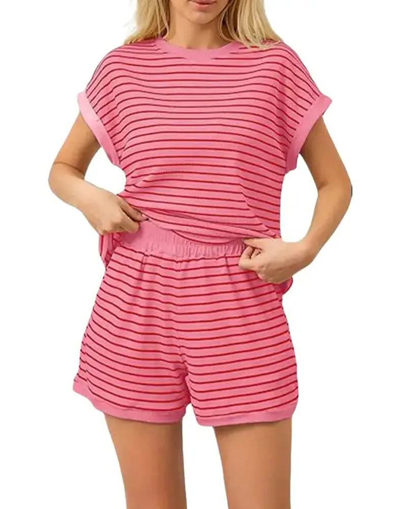 Détail du tissu rayé de l'ensemble femme avec short et t-shirt