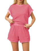 Détail du tissu rayé de l'ensemble femme avec short et t-shirt
