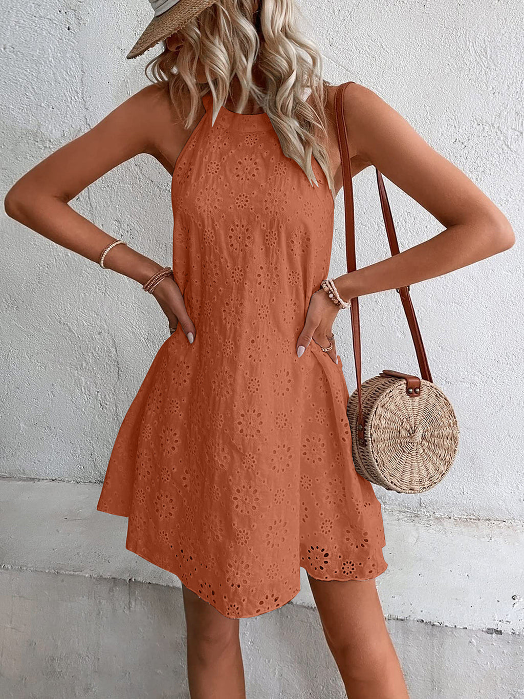 Robe courte à encolure œillet