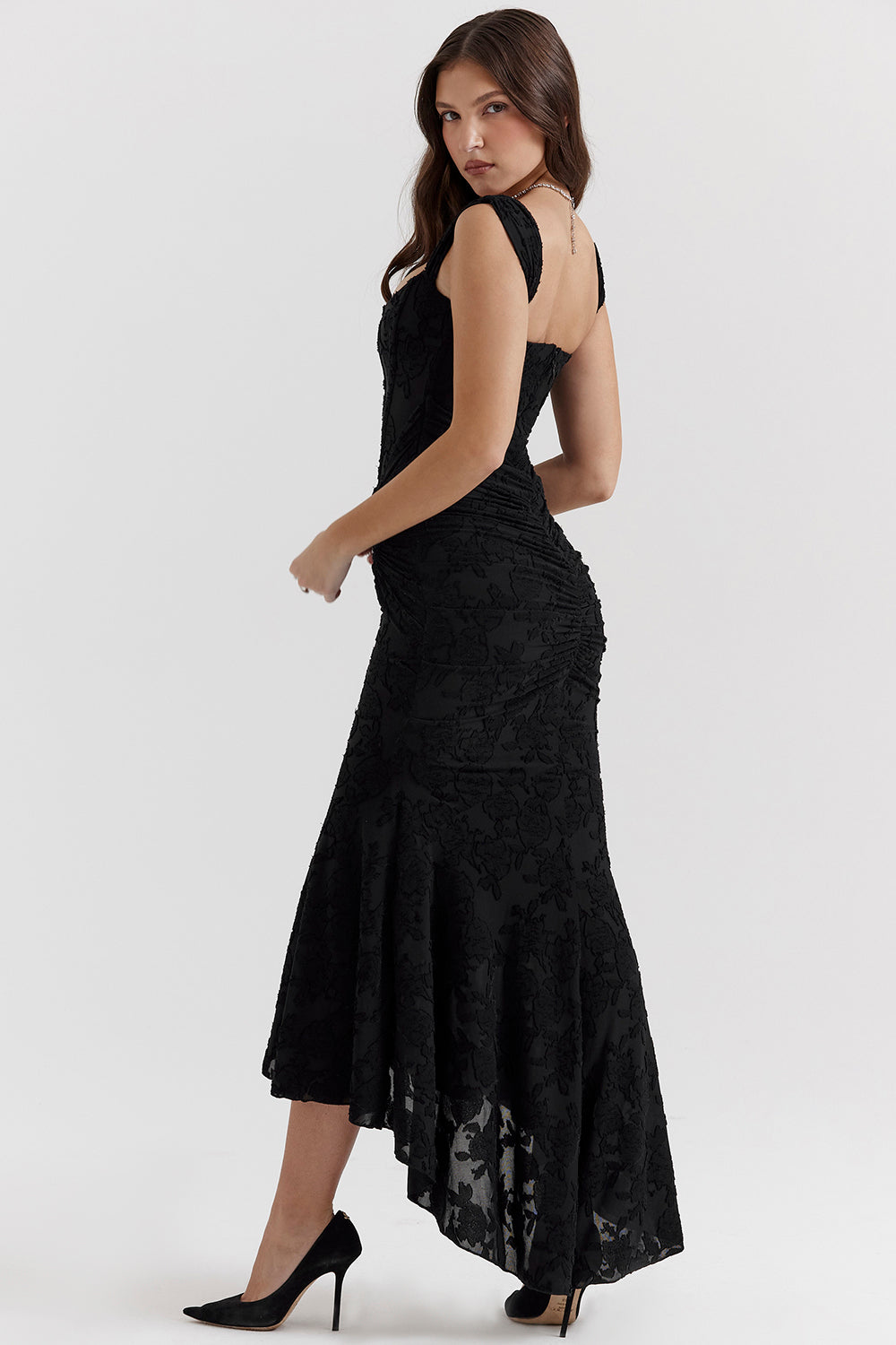 Robe mi-longue fluide rehaussant la taille cintrée