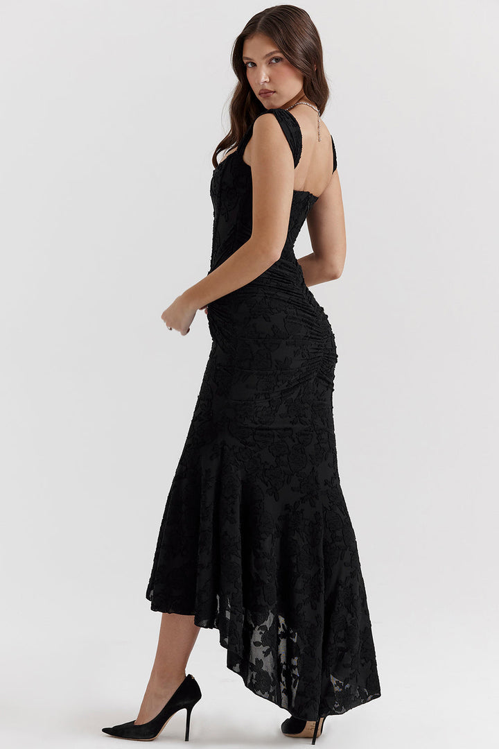 Robe mi-longue fluide rehaussant la taille cintrée