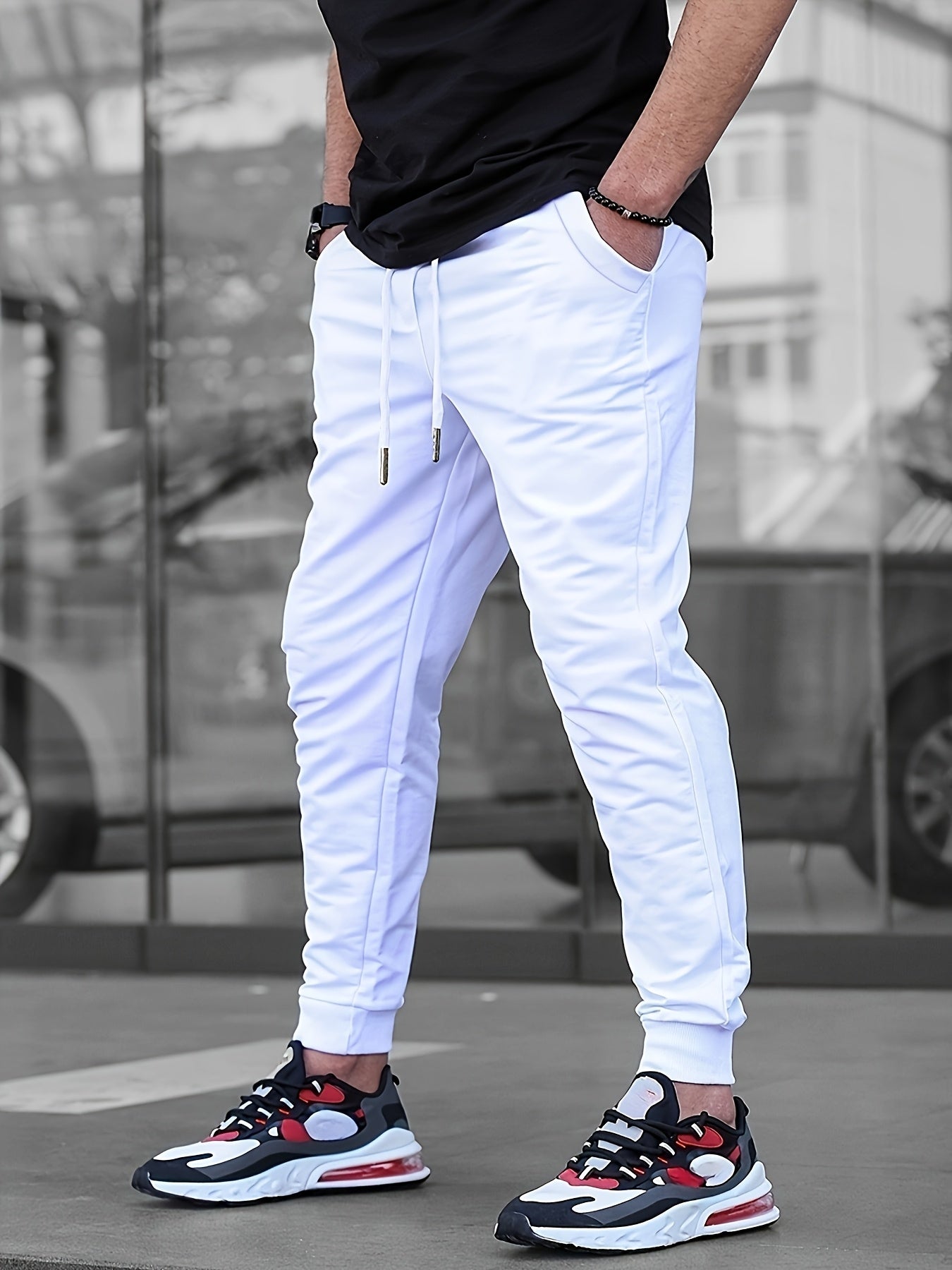 Homme portant le pantalon de jogging avec jambes fuselées