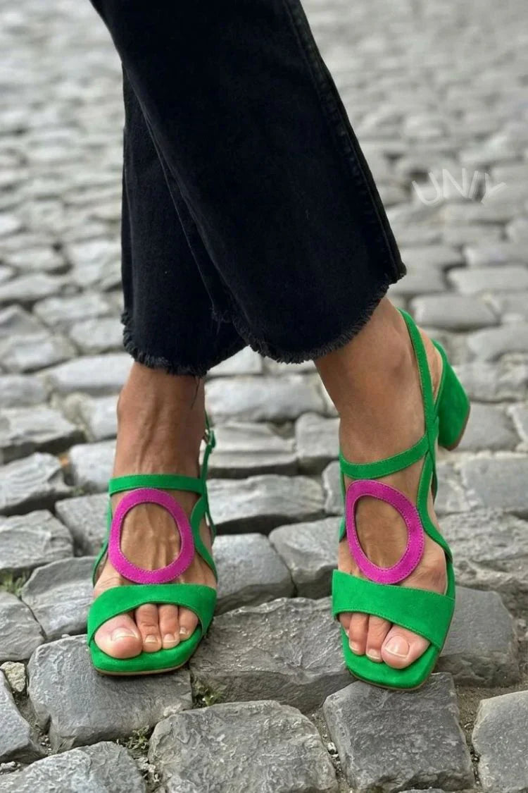 Vue de profil des sandales à talon élégantes effet daim pour femme