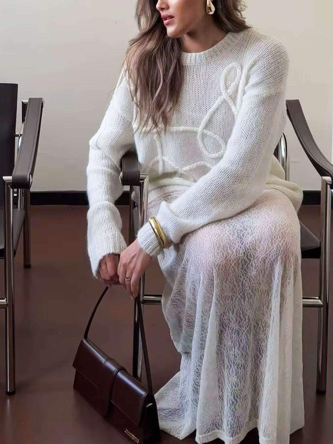 Pull surdimensionné confortable avec détails brodés élégants