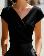 T-shirt femme ajusté à manches courtes porté en tenue décontractée