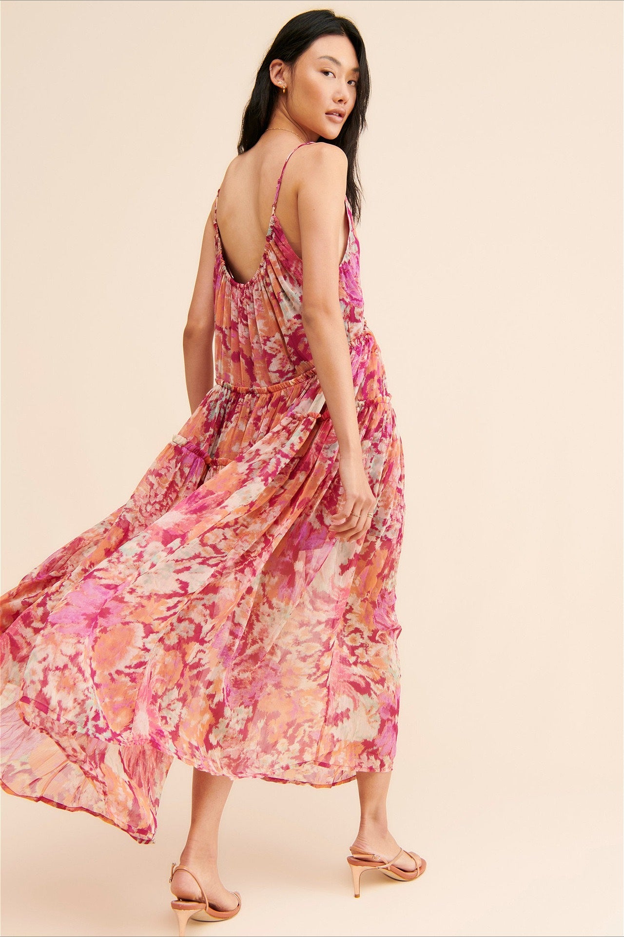 Détail du col V sur robe maxi fleurie sans manches