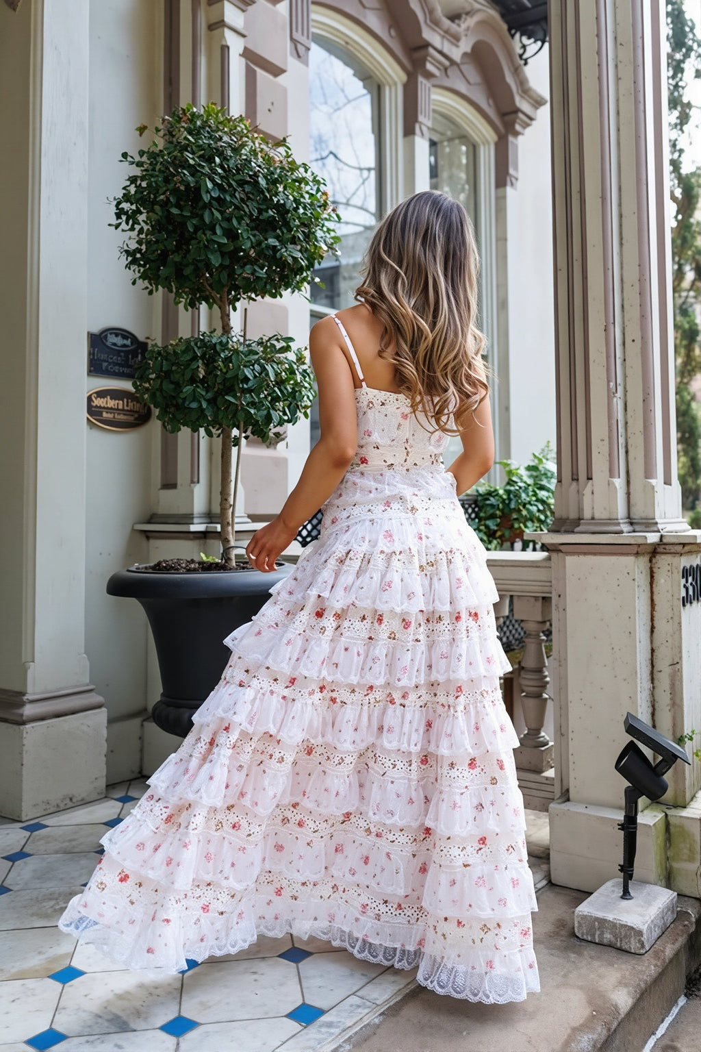 Détail des volants superposés sur l'ourlet de la robe maxi