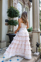 Détail des volants superposés sur l'ourlet de la robe maxi