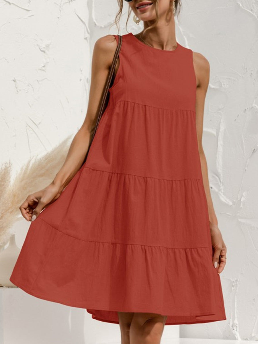 Robe mini trapèze plissée portée, silhouette fluide et élégante