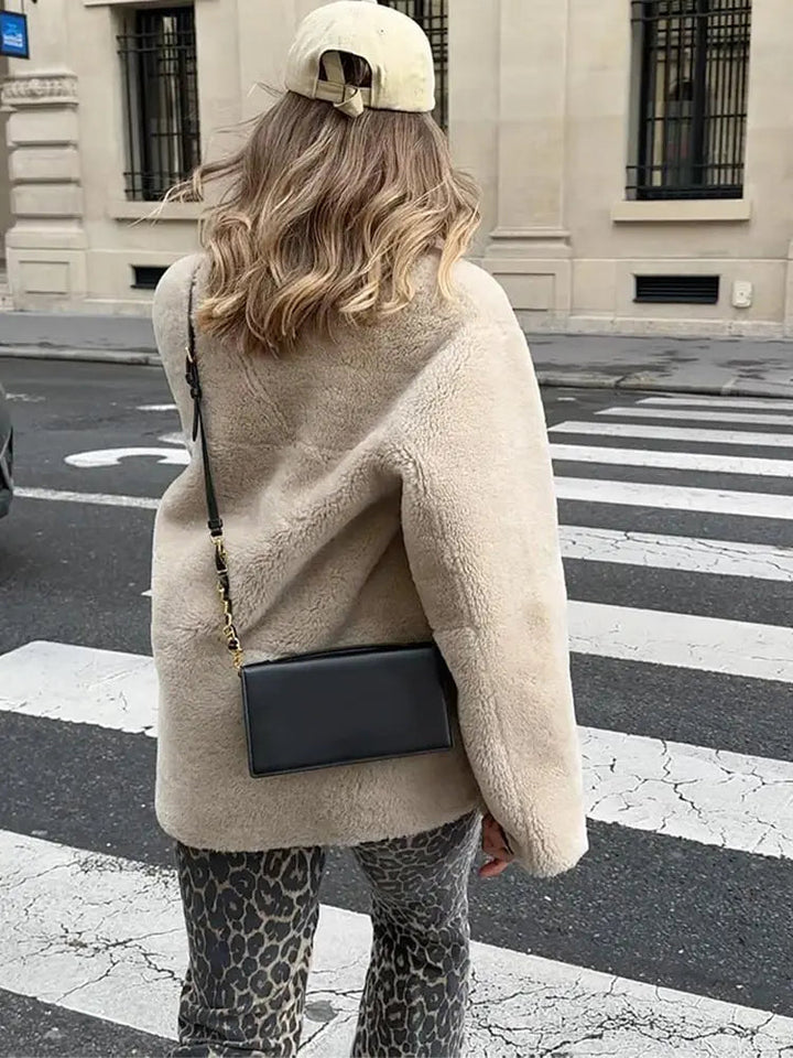 Manteau long douillet et duveteux pour un style hivernal chic