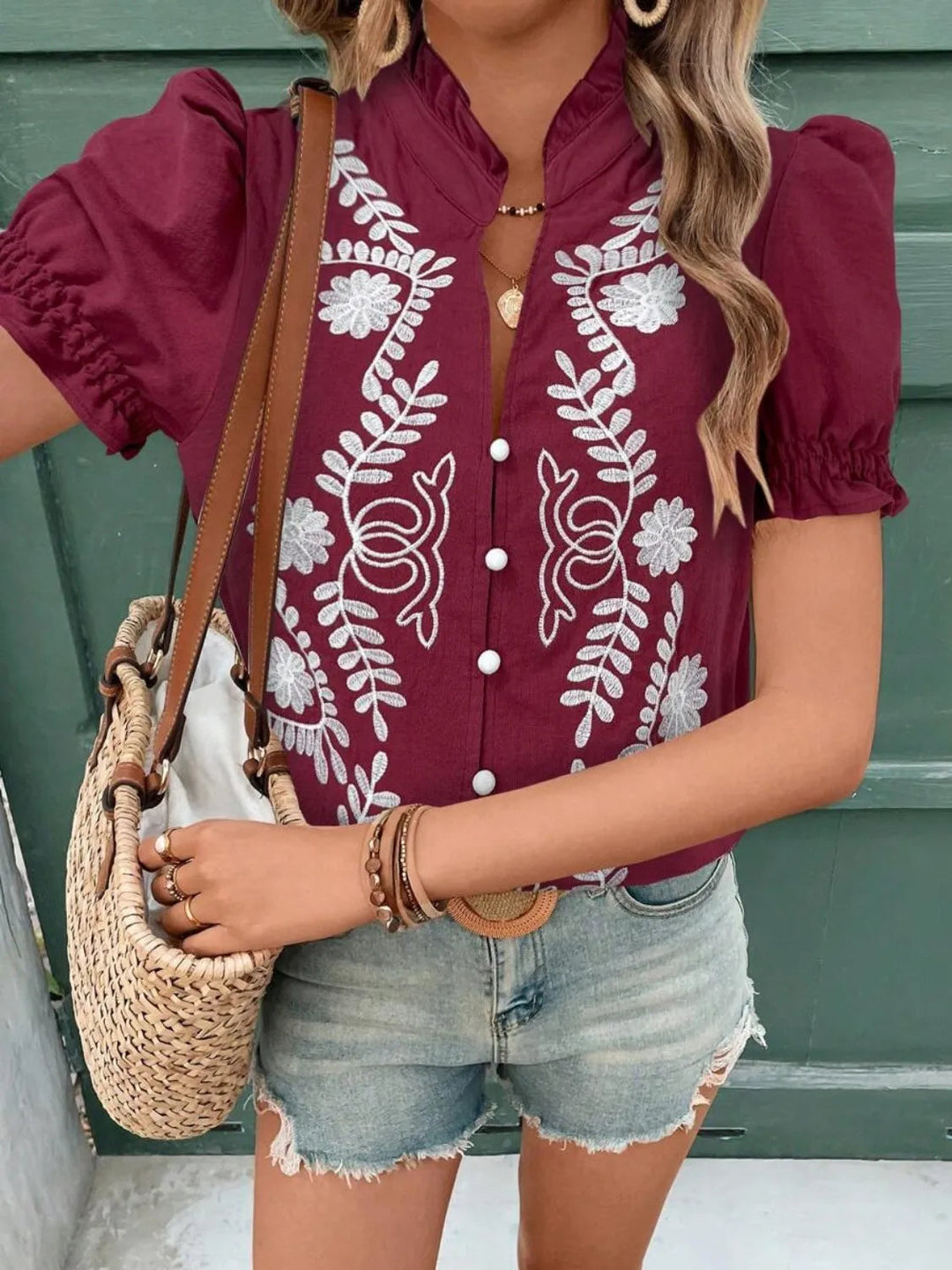 Blouse à manches courtes avec col cranté et volants brodés