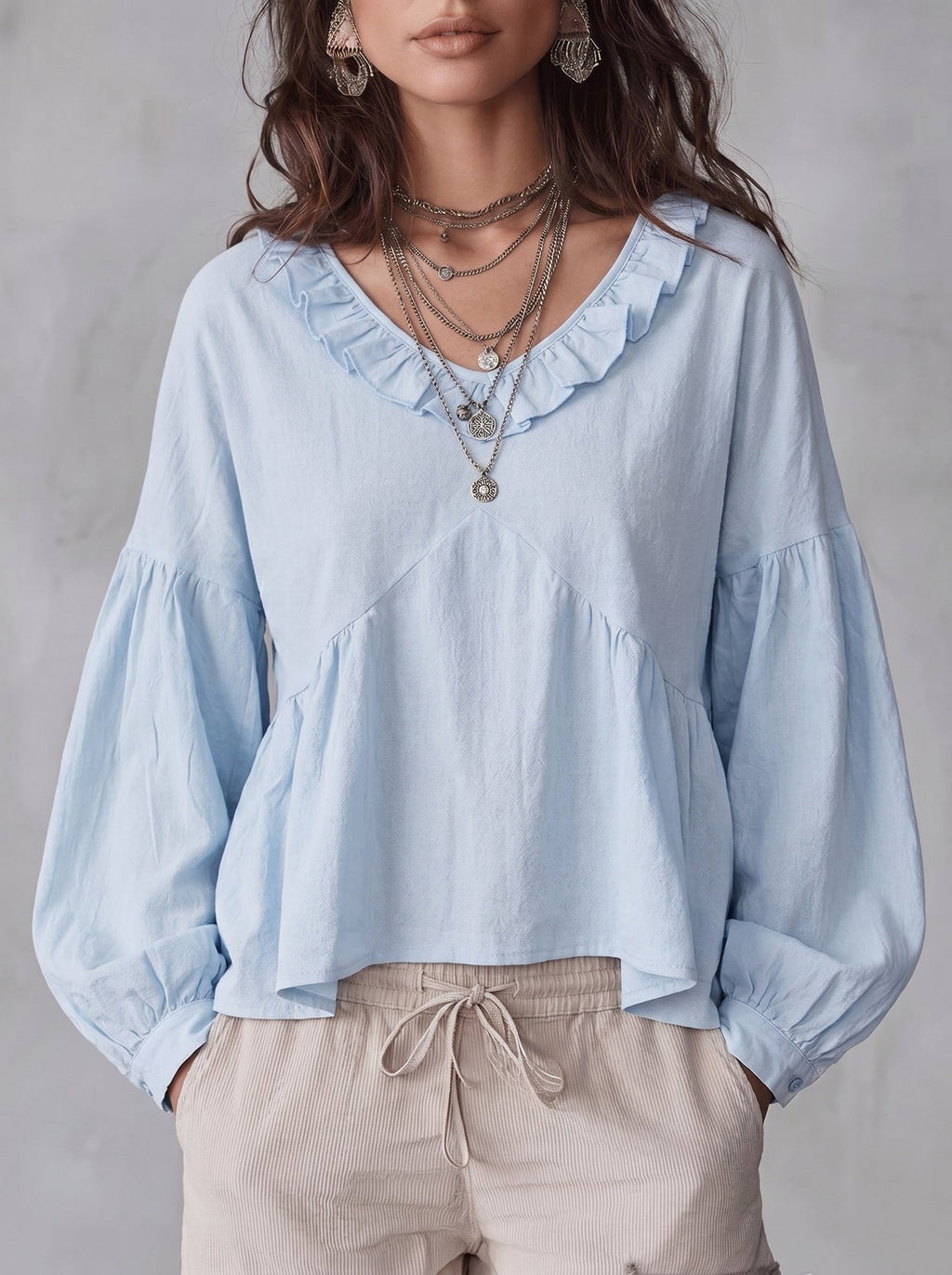 Blouse femme plissée à volants avec col V profond vue de face