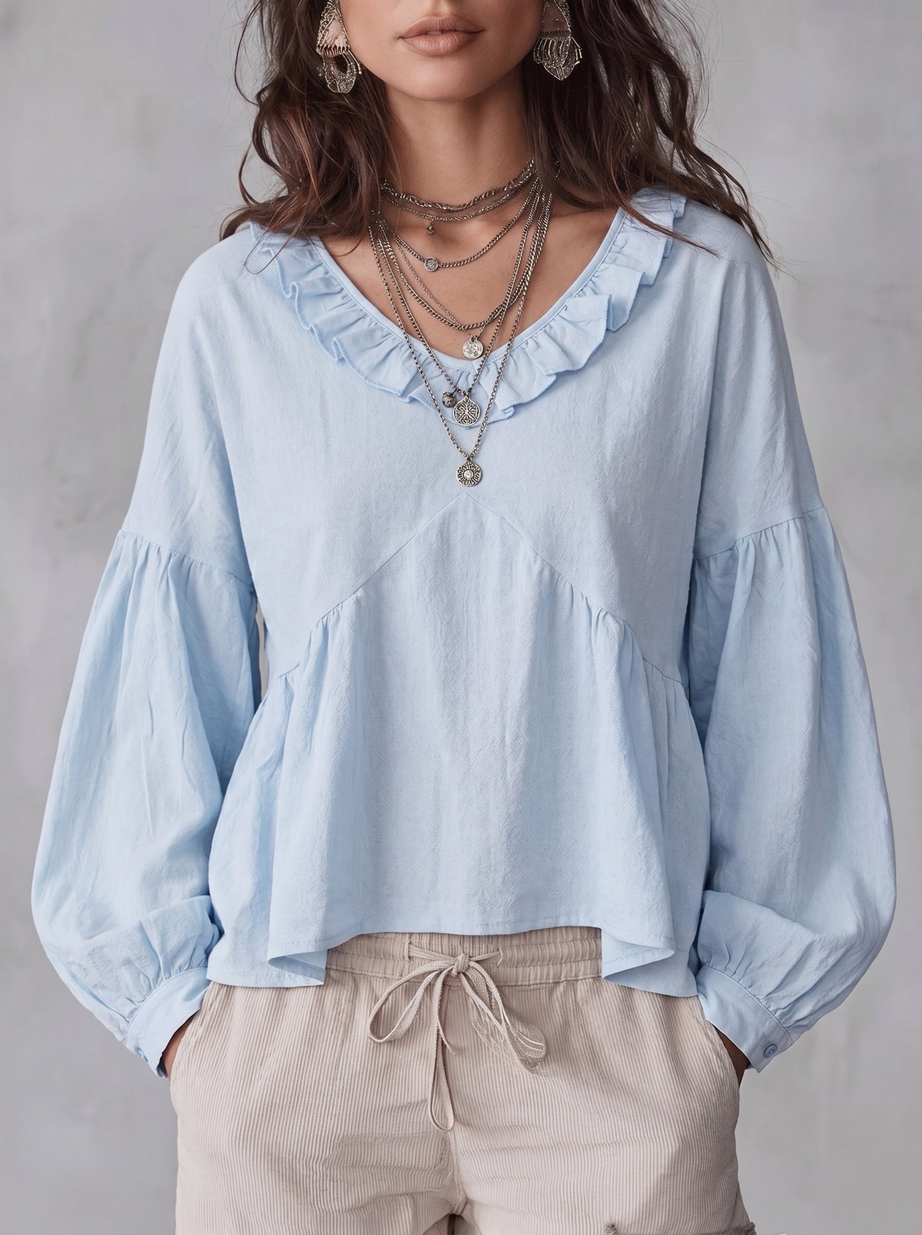 Blouse femme plissée à volants avec col V profond vue de face