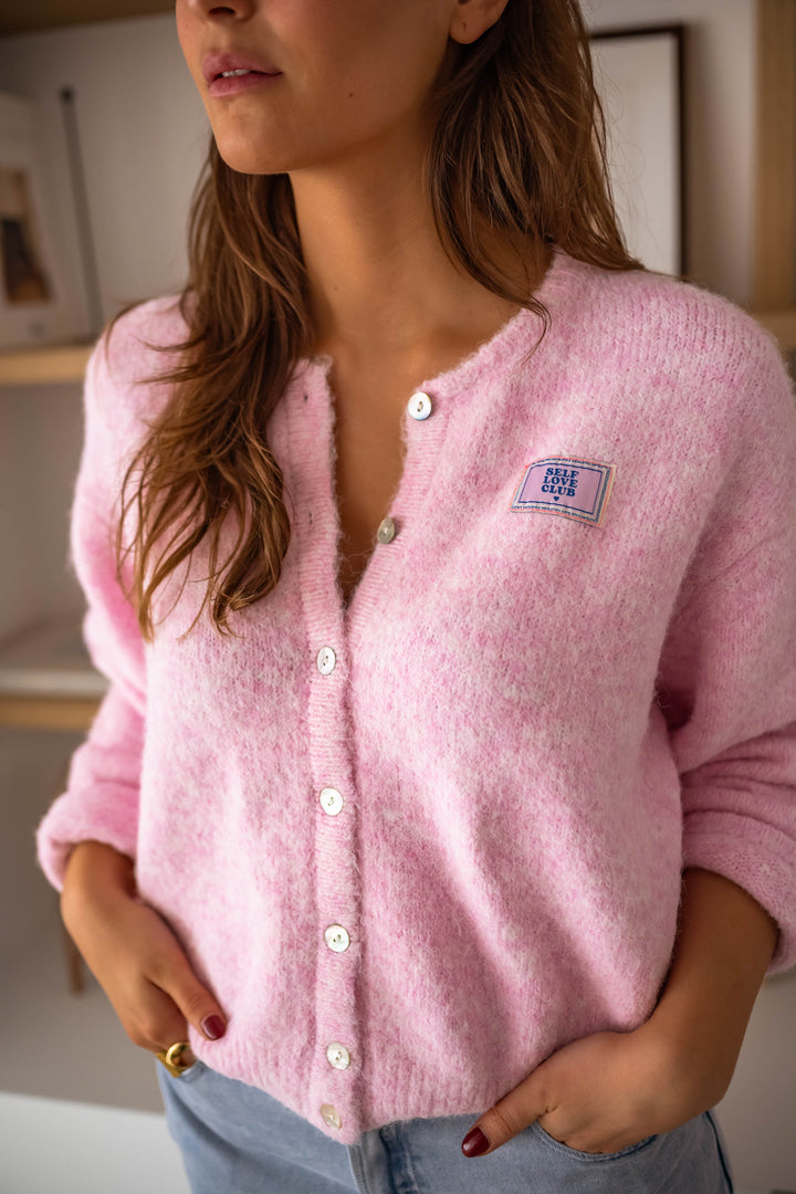 Cardigan matelassé chic rose pour looks superposés