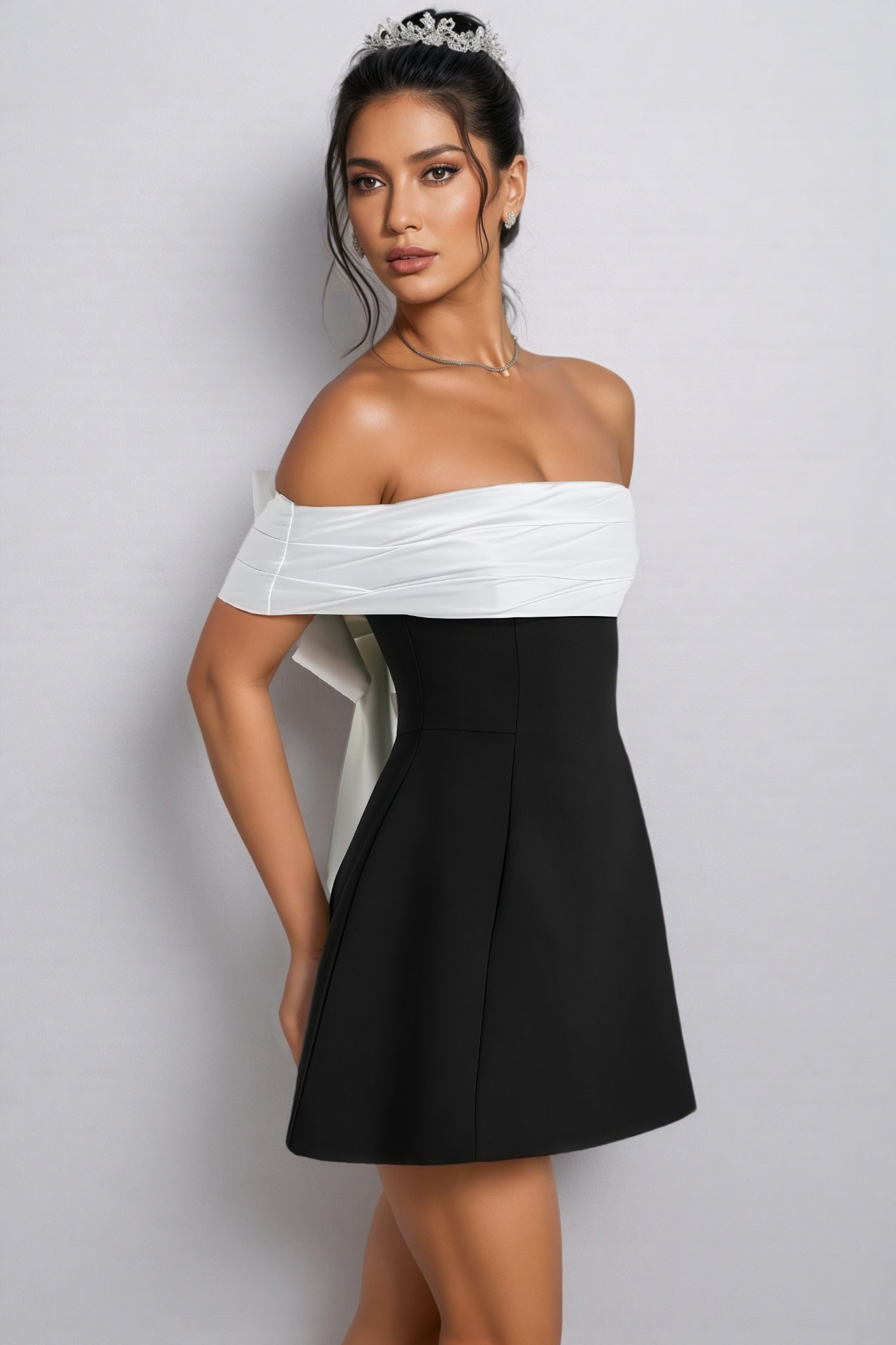 Robe Mini Élégante Della