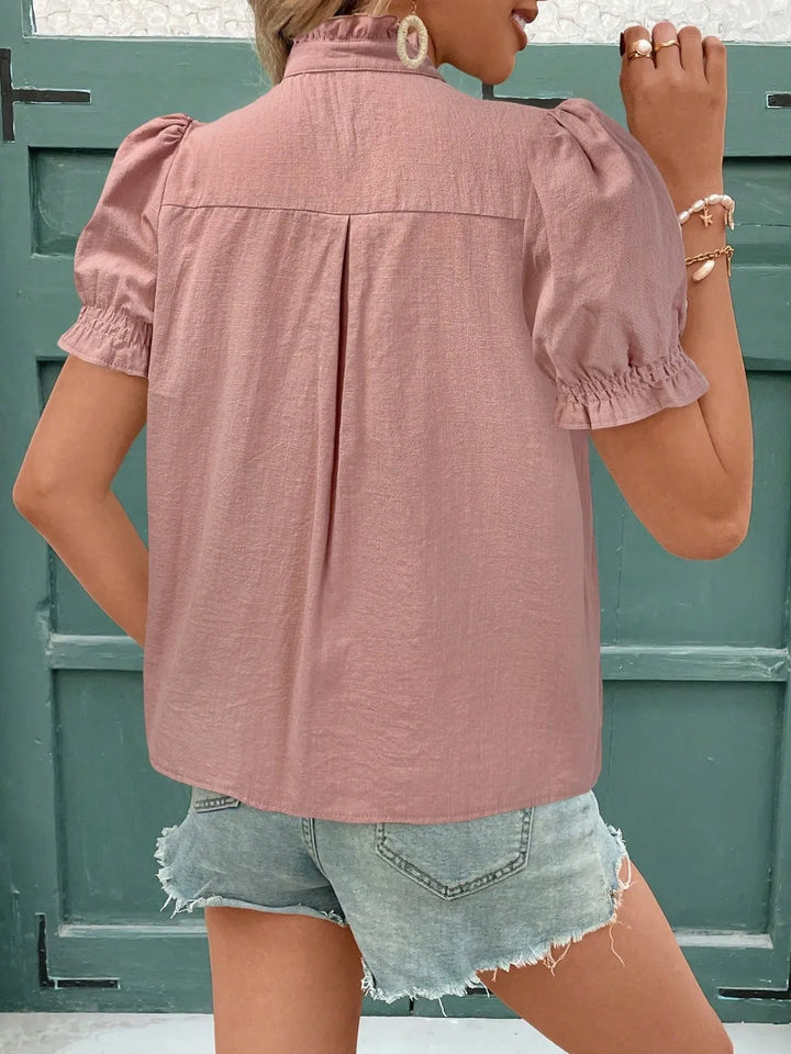 Blouse à manches courtes avec col cranté et volants brodés