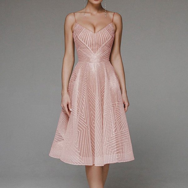 Robe à bretelles spaghetti en satin pour une élégance sans effort